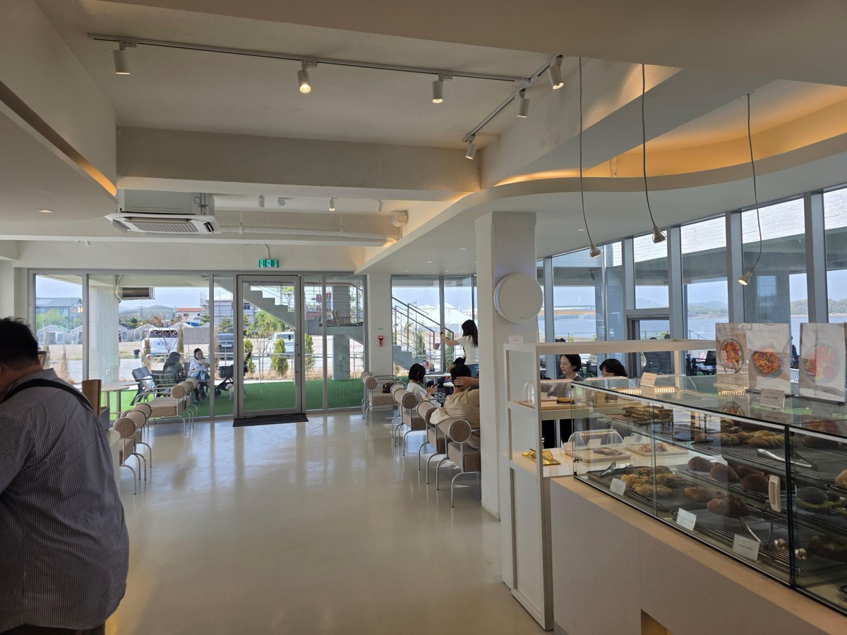 아이나카페 1층 내부 베이커리 진열대