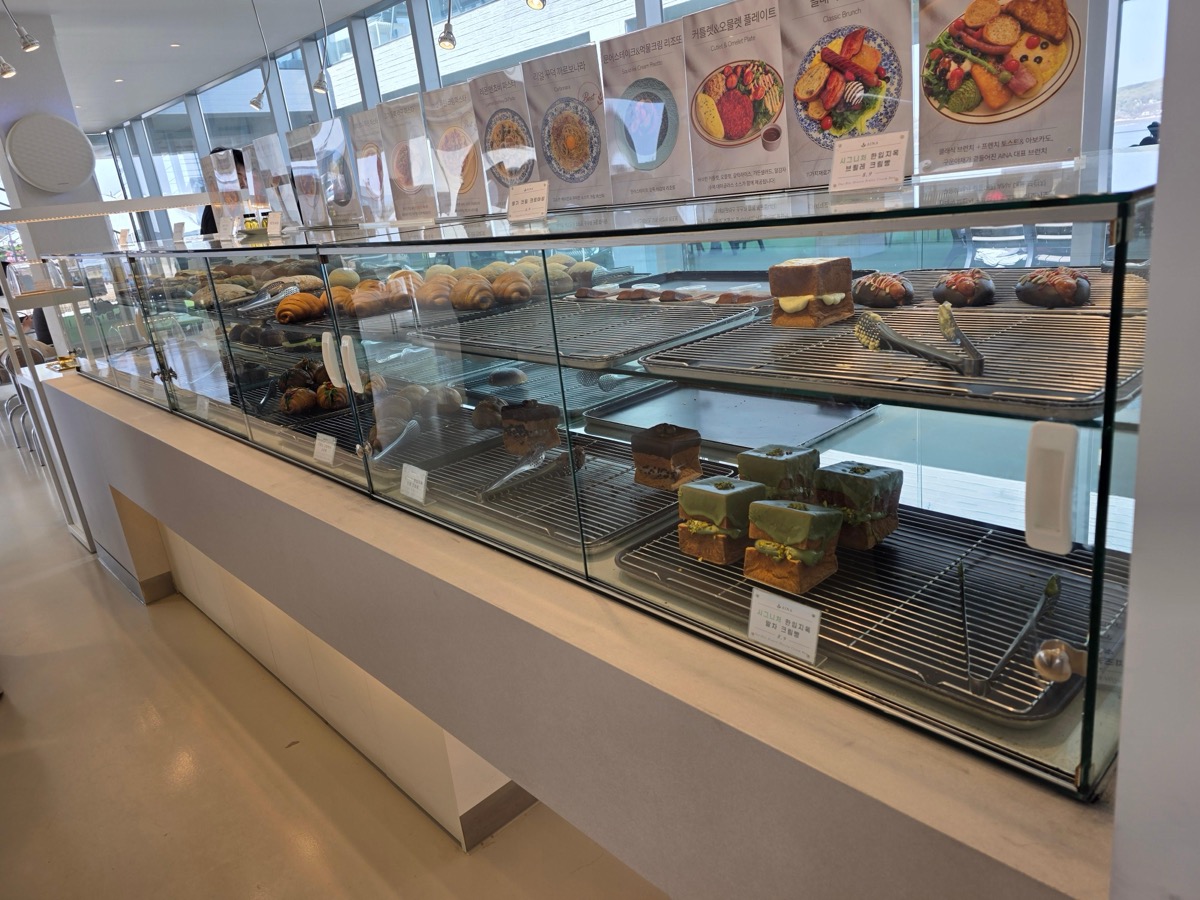 아이나카페 베이커리 진열대 클로즈업