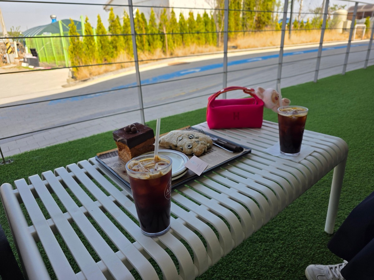 아이나카페 아메리카노와 빵