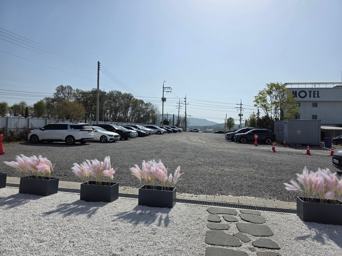 아이나카페 주차장 전경