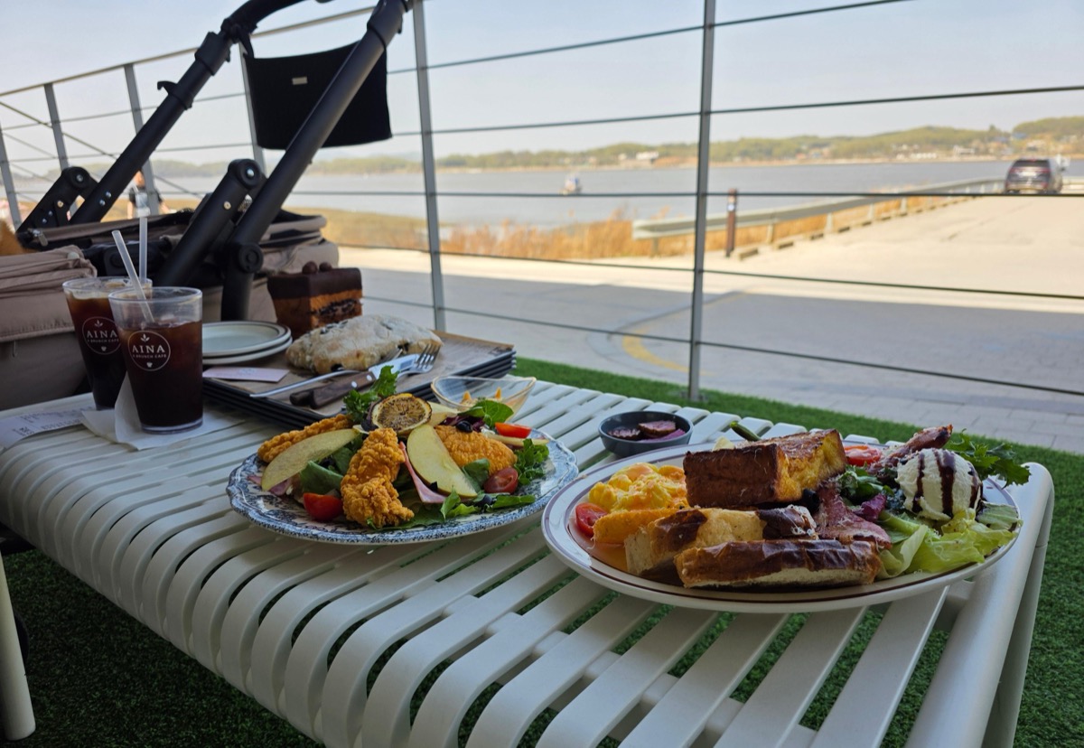 아이나카페 바다뷰 테라스 브런치 음식