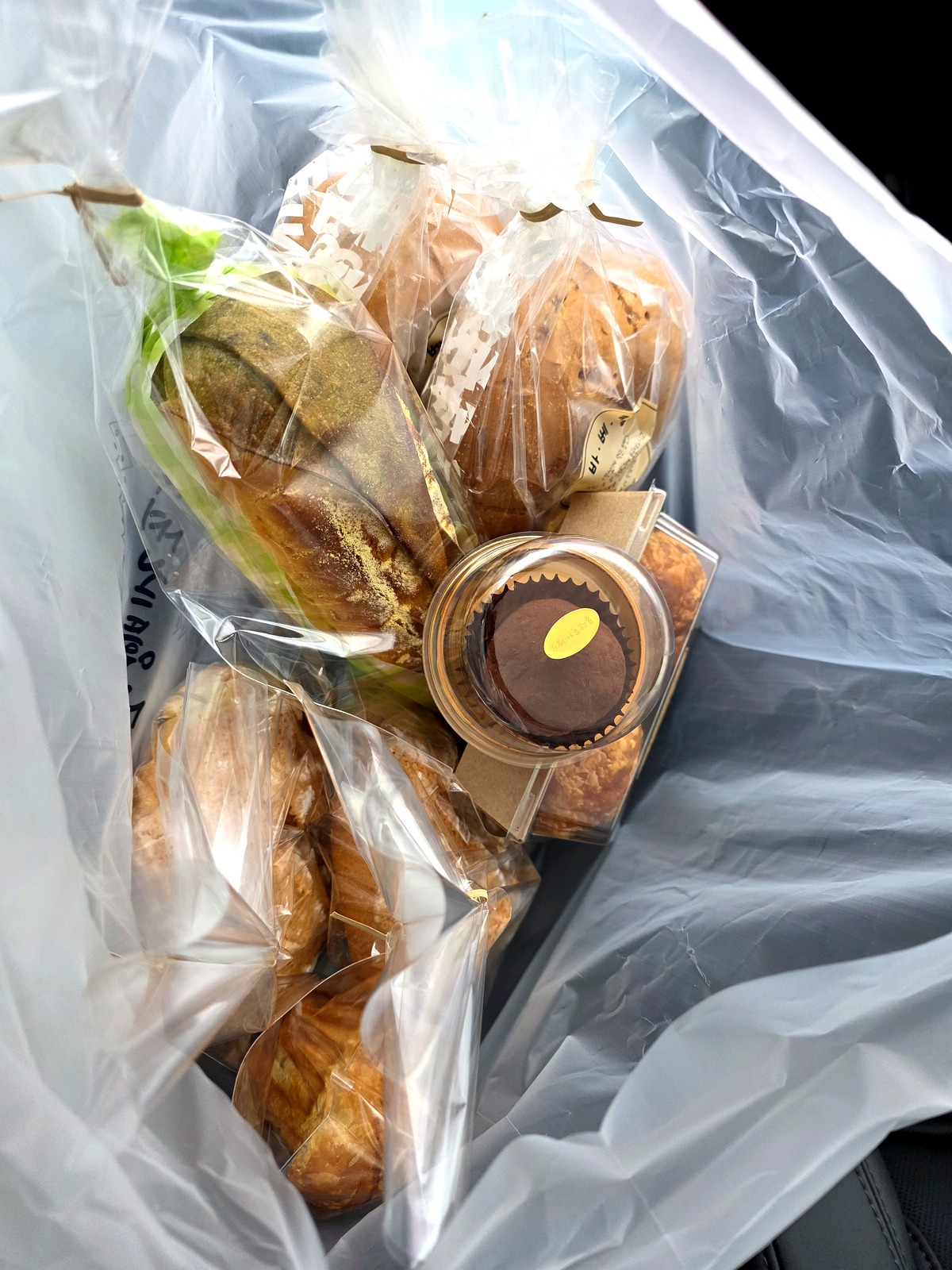 차 안에 가득 담긴 몽산포제빵소 빵 봉지