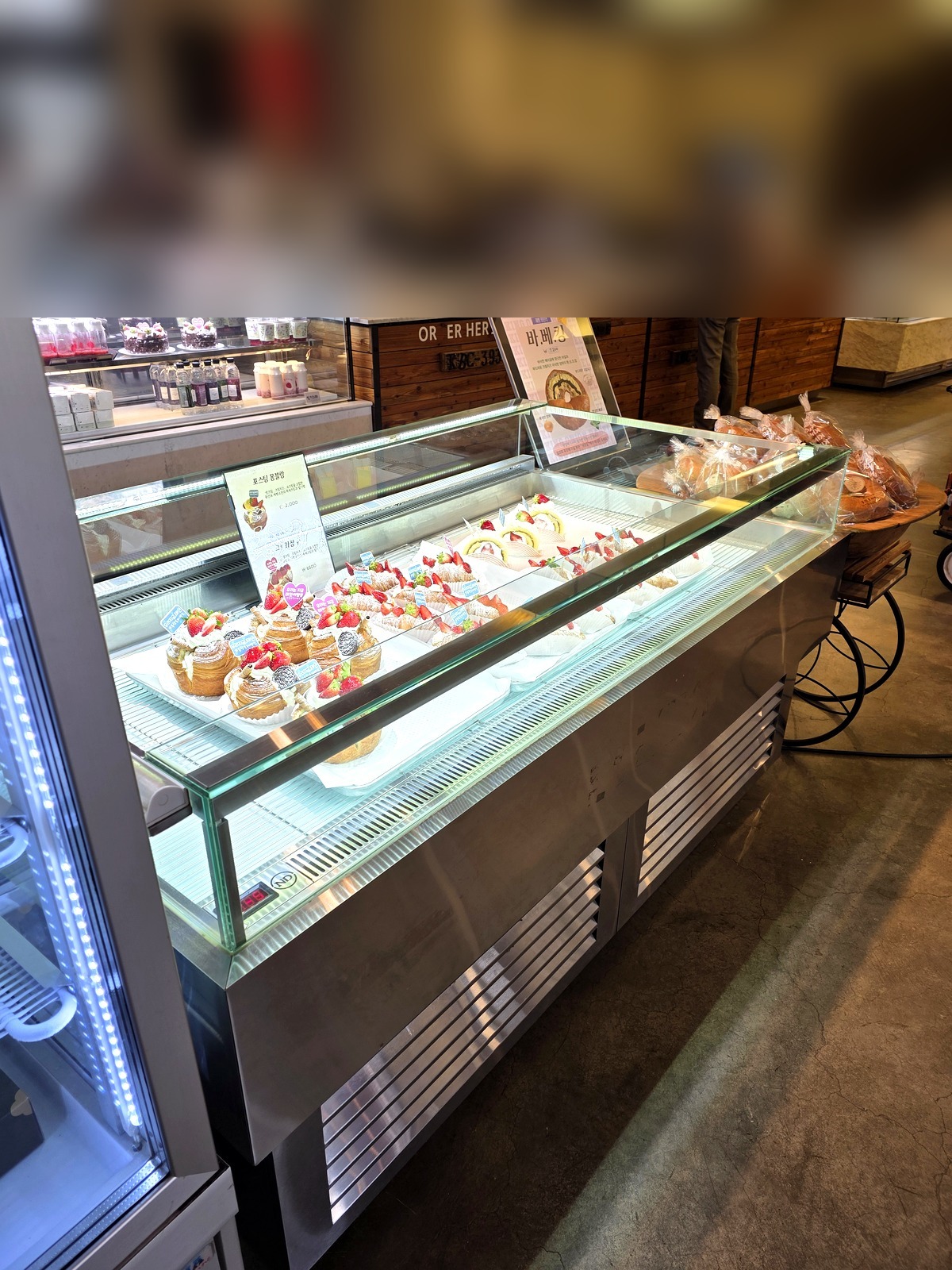 몽산포레스트 빵 쇼케이스 조명