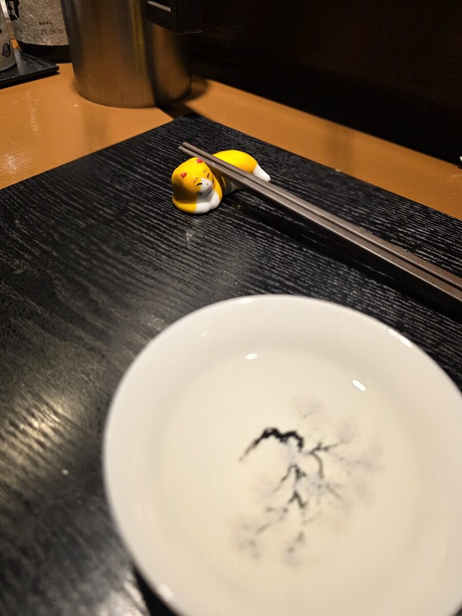 디너 오마카세 — 고양이 젓가락 받침과 매화 그림 간장 종지 — 스시링고 평택 합정동 매장 1인 세팅 디테일