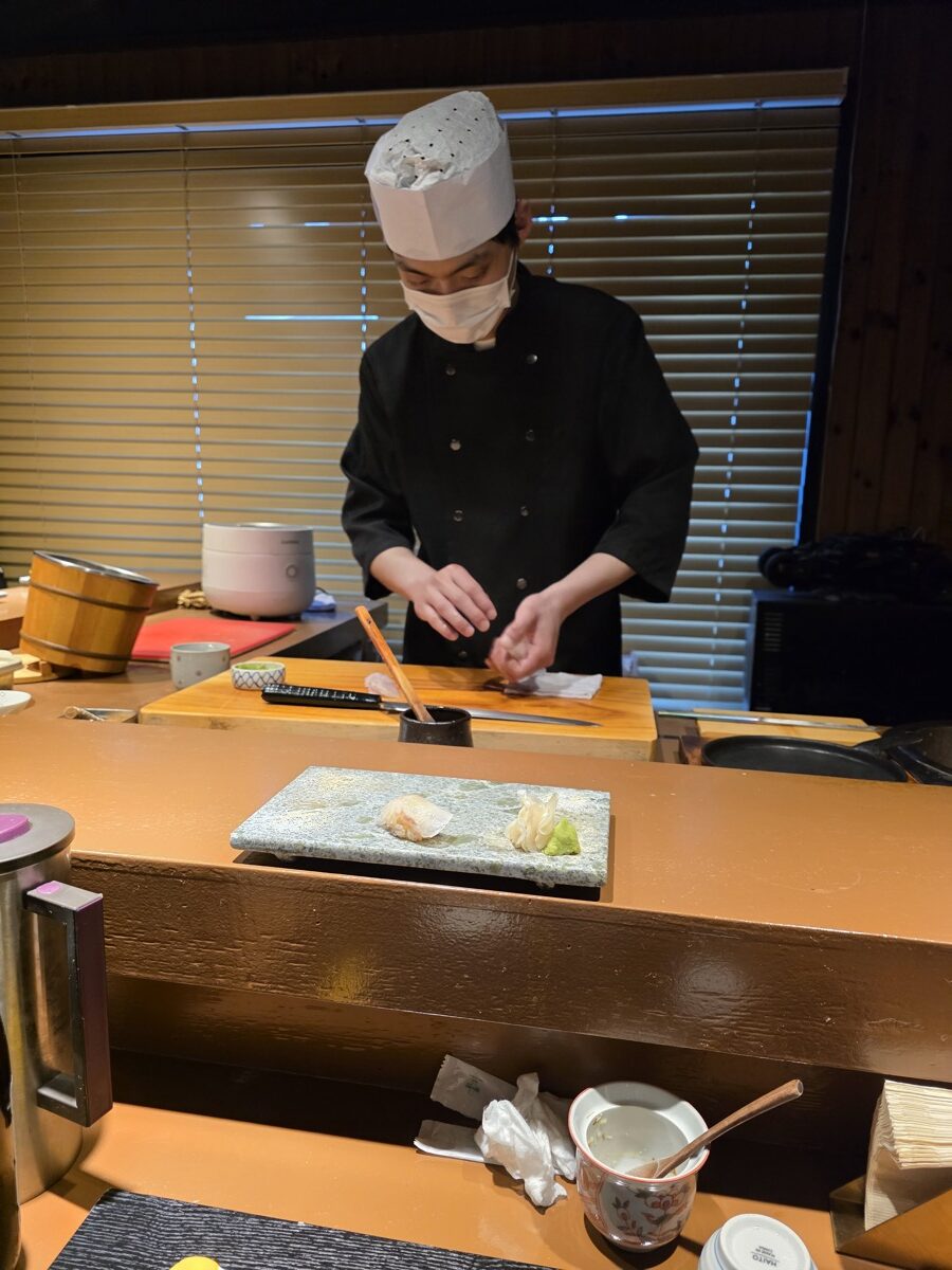 디너 오마카세 — 스시링고 흰살 생선 니기리 1점 — 도미 또는 광어 부드러운 결이 보이는 한 입 초밥