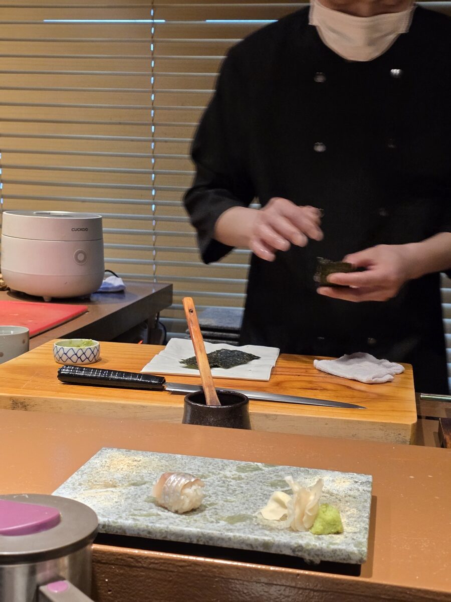 디너 오마카세 — 스시링고 셰프 카운터 작업 — 흰살 초밥 마무리 한 점