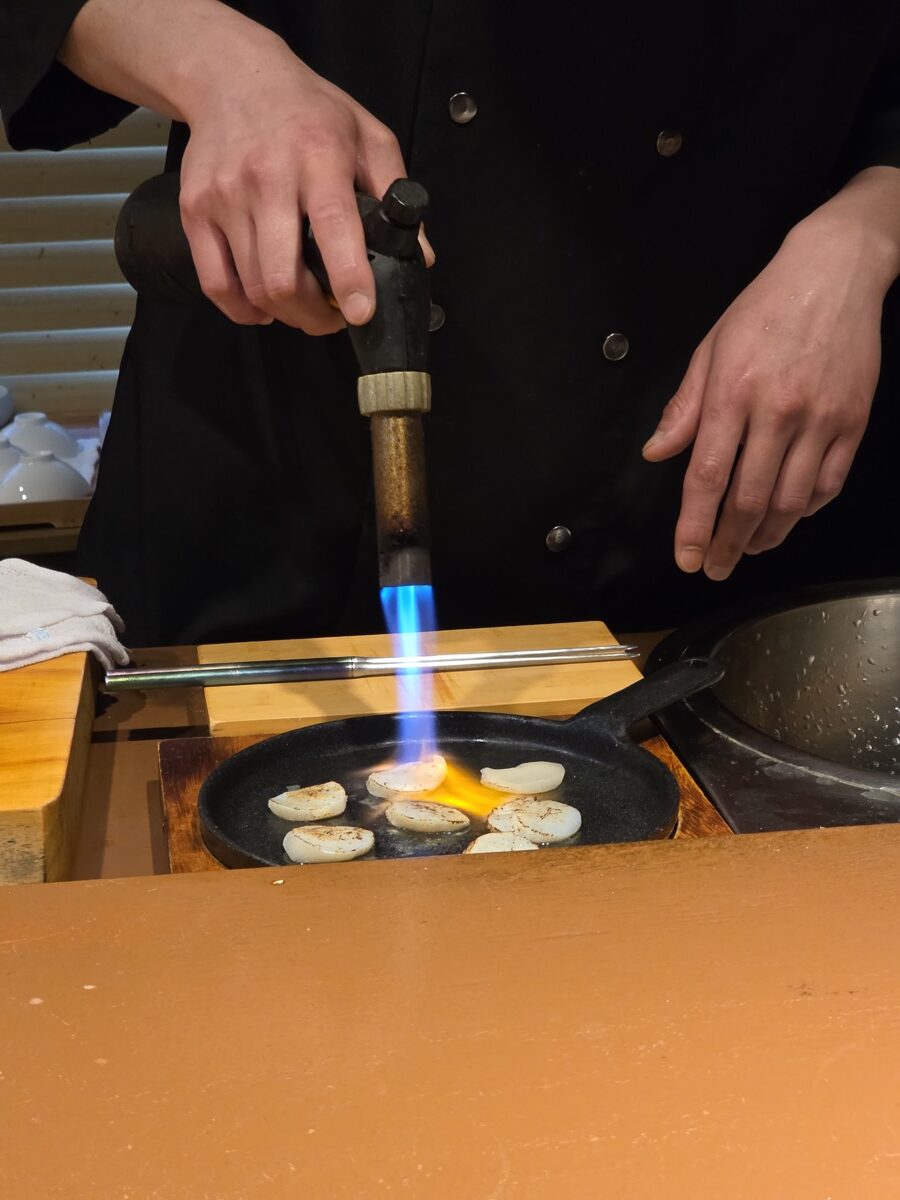 디너 오마카세 — 관자 토치 구이 — 셰프가 손님 눈앞에서 직접 굽는 장면 스시링고 평택 디너