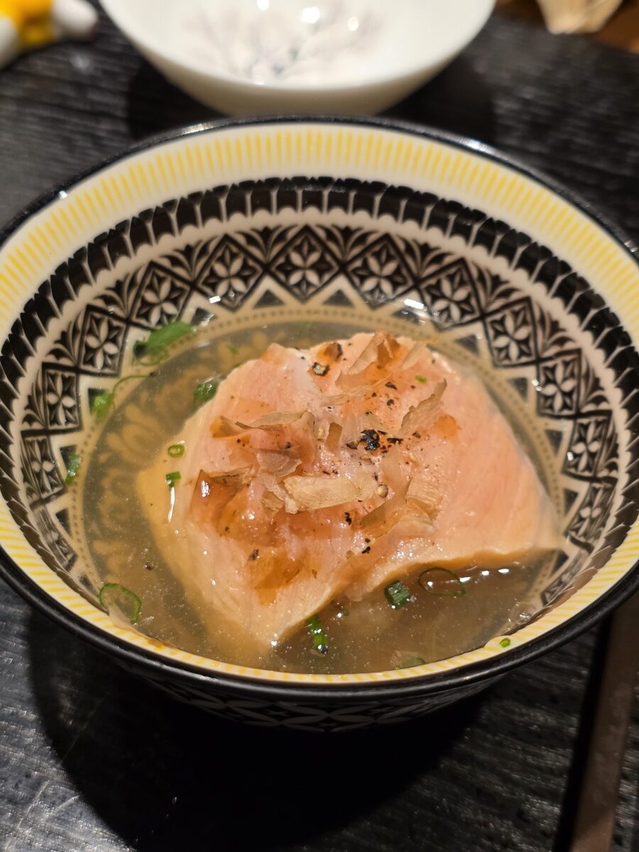 디너 오마카세 — 아부리 참치 스프 — 가다랑어포 얹은 따뜻한 다시 한 그릇 스시링고 코스 후반